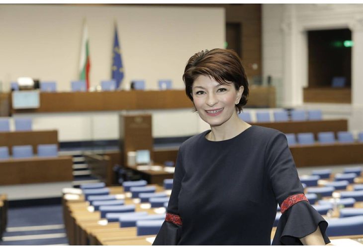 Десислава Атанасова Десислава Атанасова